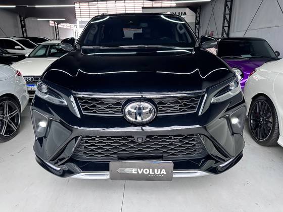TOYOTA HILUX 2.8 D-4D TURBO DIESEL CD SRX 4X4 AUTOMÁTICO
